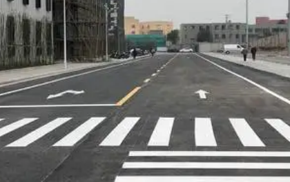 吳江廠區劃線劃線3分鐘后路面通車 吳江廠區劃線劃線3分鐘后路面通車